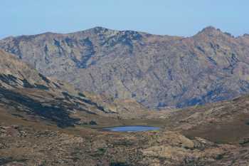 Punta Capula à gauche et Punta de Cricche à droite vues du lac de Nino