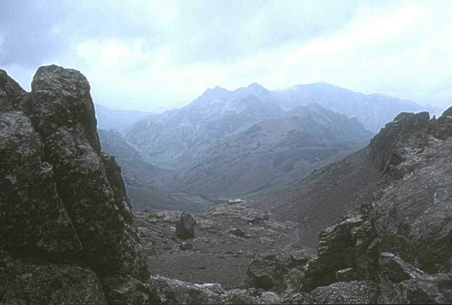 Le refuge de Ciuttulu di I Mori au-dessus du vallon de Tula depuis le col des Maures